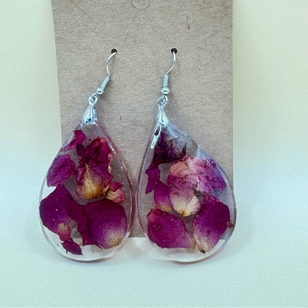 Aretes hechos a mano con pétalos de rosa naturales. Hechos por mi persona🥰